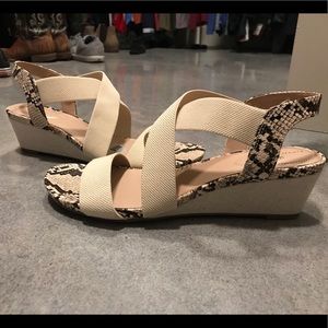 NEW Bandolino snake print wedge sandal